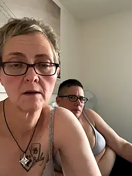 Snapshot of Curvy-Jinx chatting on 12-15-25, 08:40 Curvy-Jinx online show from 12-15-25, 08:40