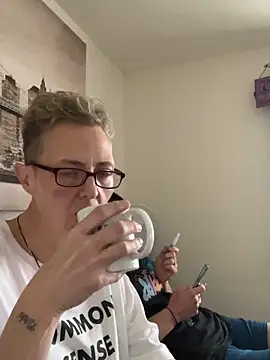 Snapshot of Curvy-Jinx chatting on 12-23-25, 09:18 Curvy-Jinx online show from 12-23-25, 09:18