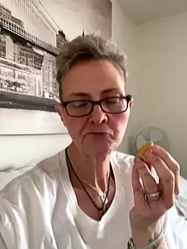 Snapshot of Curvy-Jinx chatting on 01-06-26, 02:10 Curvy-Jinx online show from 01-06-26, 02:10