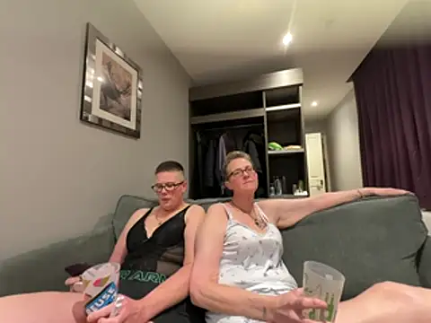 Snapshot of Curvy-Jinx chatting on 03-07-26, 08:06 Curvy-Jinx online show from 03-07-26, 08:06