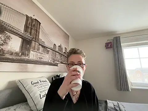 Snapshot of Curvy-Jinx chatting on 03-10-26, 08:30 Curvy-Jinx online show from 03-10-26, 08:30