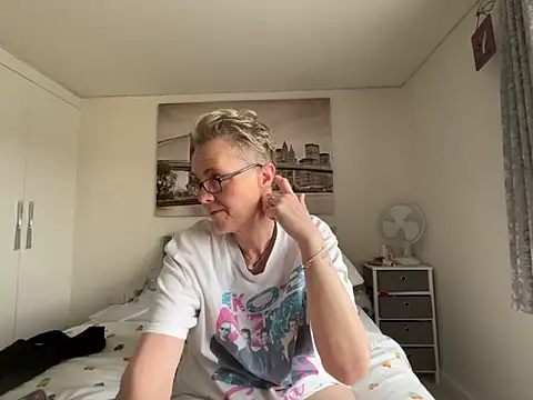 Curvy-Jinx online show from 04-17-26, 07:33