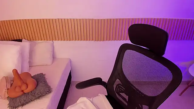 Snapshot of OliviaSweett chatting on 11-15-25, 12:30 OliviaSweett online show from 11-15-25, 12:30