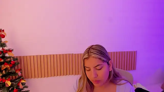 Snapshot of OliviaSweett chatting on 12-20-25, 04:47 OliviaSweett online show from 12-20-25, 04:47