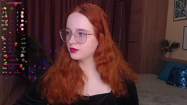 Snapshot of LunaSweet18 chatting on 10-11-25, 02:15 LunaSweet18 online show from 10-11-25, 02:15