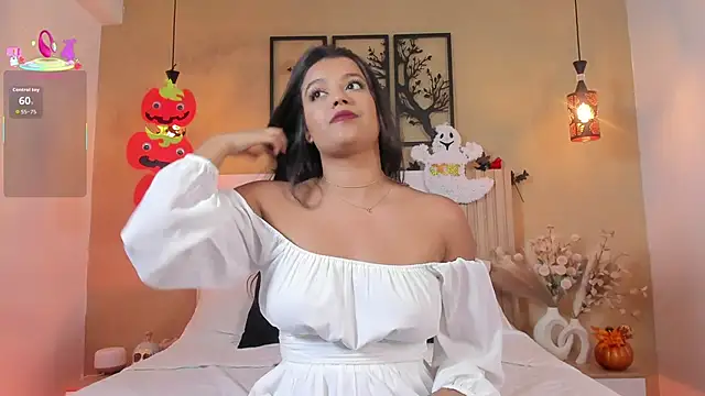 Snapshot of Camila_Bustamante chatting on 10-28-25, 04:42 Camila Bustamante online show from 10-28-25, 04:42