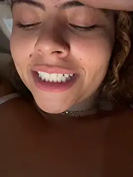 Chloe Leaozinho online show from 05-15-26, 11:34