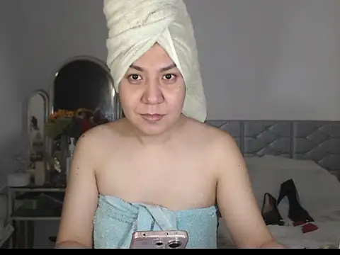 Snapshot of stellahugeX chatting on 10-18-25, 07:42 stellahugeX online show from 10-18-25, 07:42