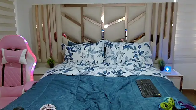 Snapshot of violett_star1 chatting on 11-27-25, 04:53 violett star1 online show from 11-27-25, 04:53