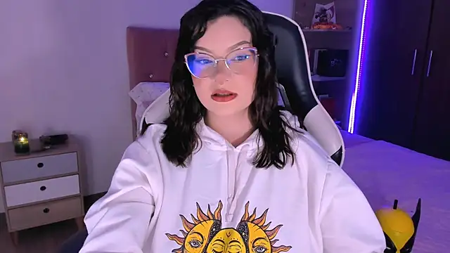 Snapshot of OphelianaRose33 chatting on 09-29-25, 08:24 OphelianaRose33 online show from 09-29-25, 08:24