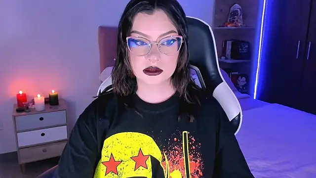 Snapshot of OphelianaRose33 chatting on 10-17-25, 07:49 OphelianaRose33 online show from 10-17-25, 07:49