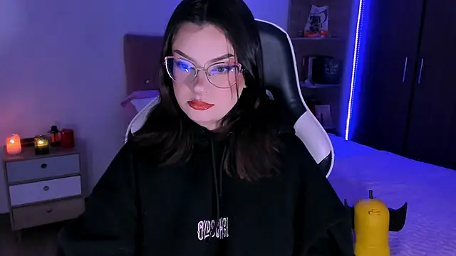 Snapshot of OphelianaRose33 chatting on 11-21-25, 09:57 OphelianaRose33 online show from 11-21-25, 09:57