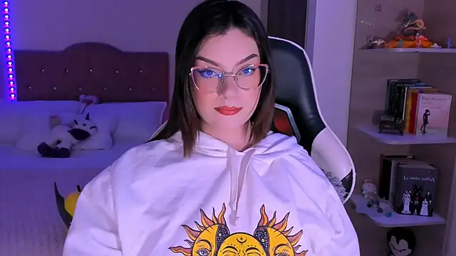 Snapshot of OphelianaRose33 chatting on 12-18-25, 09:54 OphelianaRose33 online show from 12-18-25, 09:54