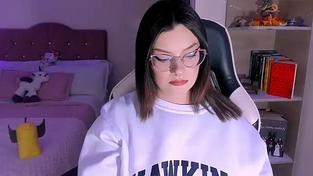 Snapshot of OphelianaRose33 chatting on 01-06-26, 10:23 OphelianaRose33 online show from 01-06-26, 10:23