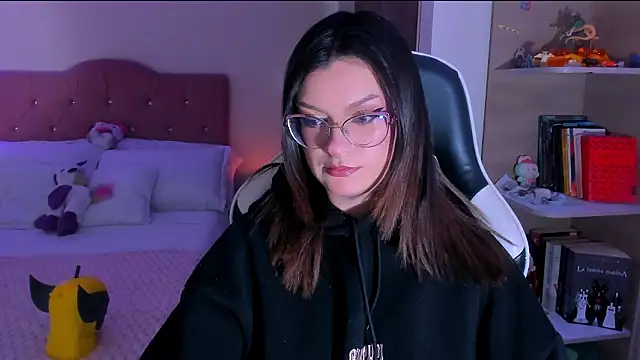 Snapshot of OphelianaRose33 chatting on 02-16-26, 07:43 OphelianaRose33 online show from 02-16-26, 07:43