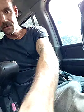 Snapshot of Hungwell1515 chatting on 12-18-25, 04:24 Hungwell1515 online show from 12-18-25, 04:24