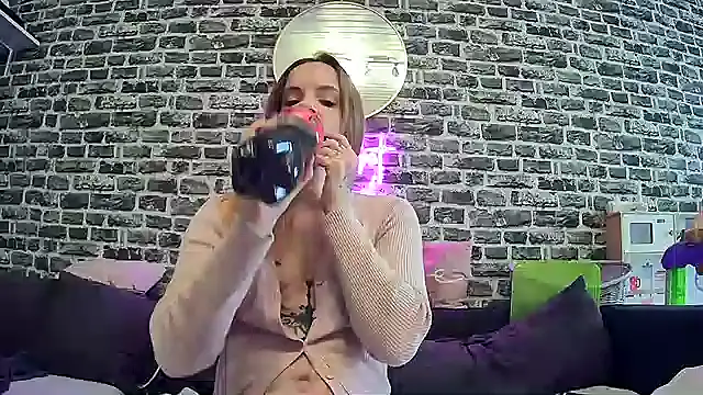 Snapshot of SexyMilf_37 chatting on 11-14-25, 10:47 SexyMilf 37 online show from 11-14-25, 10:47