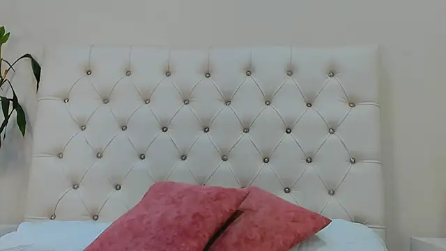 Snapshot of Perla_Giraldo chatting on 10-02-25, 04:19 Perla Giraldo online show from 10-02-25, 04:19