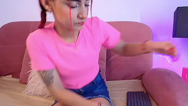 Snapshot of Karina2Smith chatting on 11-12-25, 06:52 Karina2Smith online show from 11-12-25, 06:52