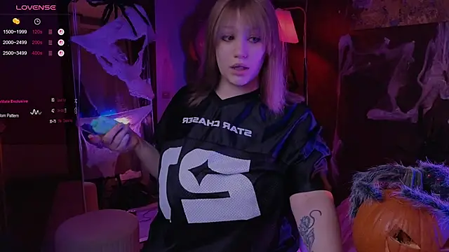 Snapshot of Morvelyn chatting on 10-27-25, 06:34 Morvelyn online show from 10-27-25, 06:34