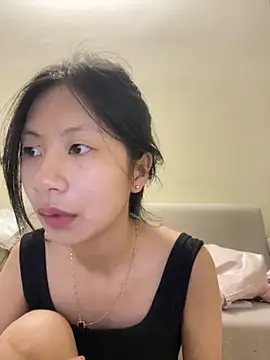 Snapshot of Lil-Gi chatting on 10-04-25, 04:38 Lil-Gi online show from 10-04-25, 04:38