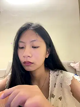 Snapshot of Lil-Gi chatting on 10-10-25, 03:11 Lil-Gi online show from 10-10-25, 03:11