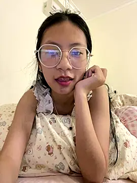 Snapshot of Lil-Gi chatting on 11-08-25, 05:01 Lil-Gi online show from 11-08-25, 05:01