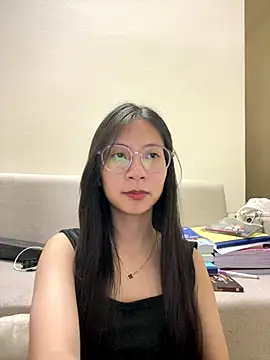 Snapshot of Lil-Gi chatting on 12-21-25, 03:30 Lil-Gi online show from 12-21-25, 03:30