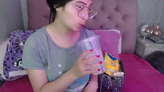 Snapshot of laurenelove chatting on 10-09-25, 12:52 laurenelove online show from 10-09-25, 12:52