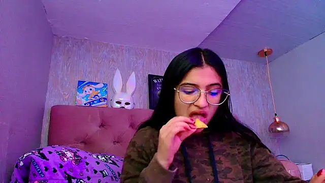 Snapshot of laurenelove chatting on 11-21-25, 01:04 laurenelove online show from 11-21-25, 01:04