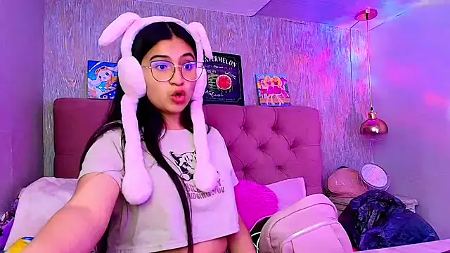 Snapshot of laurenelove chatting on 11-25-25, 03:39 laurenelove online show from 11-25-25, 03:39