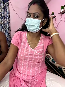 Snapshot of Lovlycouple1 chatting on 11-18-25, 05:17 Lovlycouple1 online show from 11-18-25, 05:17