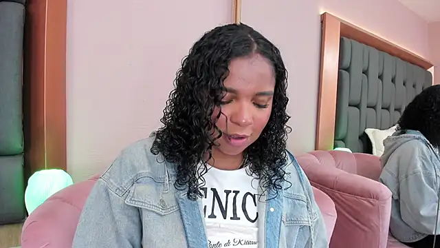 LisaMendez online show from 11-11-25, 04:01