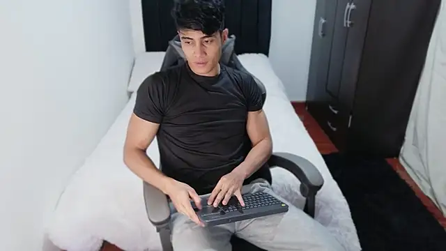 Snapshot of stylish_men chatting on 10-15-25, 11:27 stylish men online show from 10-15-25, 11:27