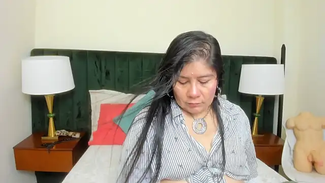 kiraGeiner online show from 10-20-25, 10:27