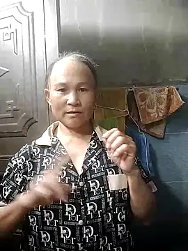 Snapshot of phlin1 chatting on 05-13-26, 04:43 phlin1 online show from 05-13-26, 04:43