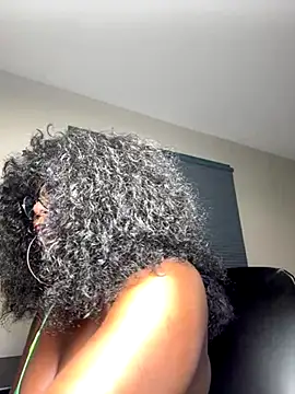 WomanNextdoor1 online show from 10-10-25, 11:48