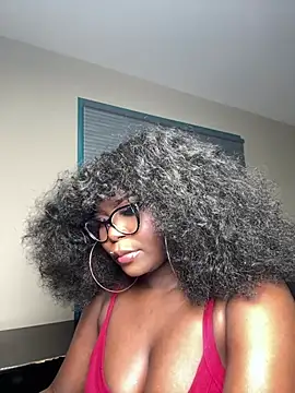 WomanNextdoor1 online show from 02-18-26, 05:03