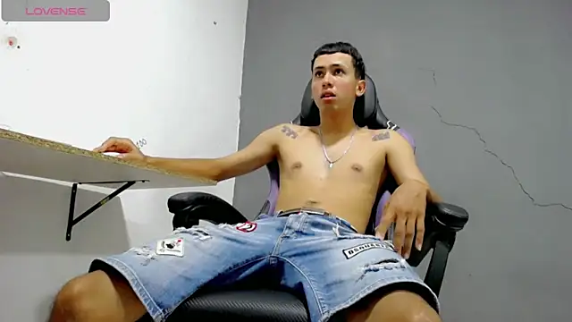 Snapshot of Damien_444 chatting on 04-05-26, 08:28 Damien 444 online show from 04-05-26, 08:28