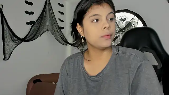 Snapshot of Aleja-02 chatting on 10-13-25, 09:26 Aleja-02 online show from 10-13-25, 09:26