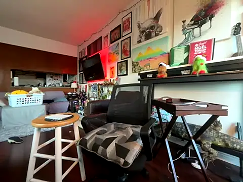 Snapshot of Pupscritch chatting on 11-19-25, 02:50 Pupscritch online show from 11-19-25, 02:50