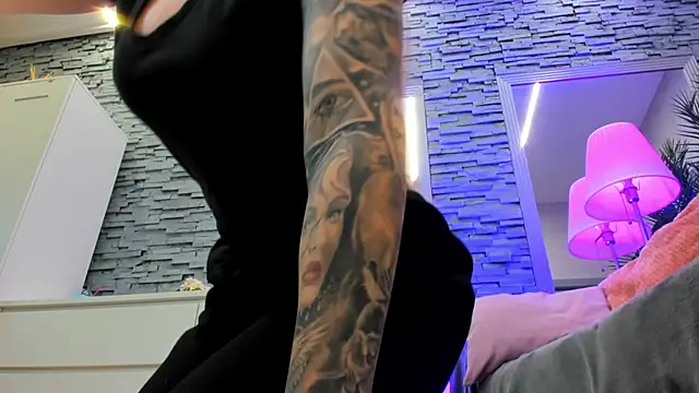 Reina Cummings online show from 04-02-26, 06:22