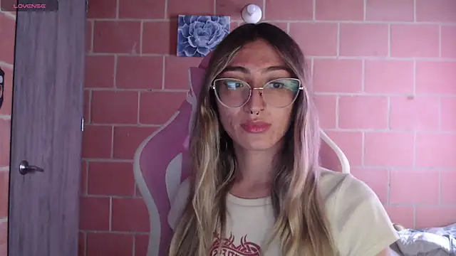 Snapshot of Andrea_camilaaa chatting on 10-28-25, 02:20 Andrea camilaaa online show from 10-28-25, 02:20