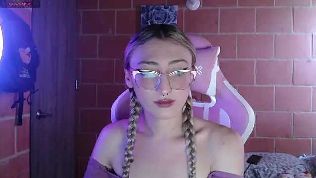 Snapshot of Andrea_camilaaa chatting on 03-26-26, 05:40 Andrea camilaaa online show from 03-26-26, 05:40