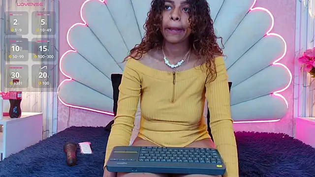 Snapshot of MisRoos chatting on 12-16-25, 04:12 MisRoos online show from 12-16-25, 04:12