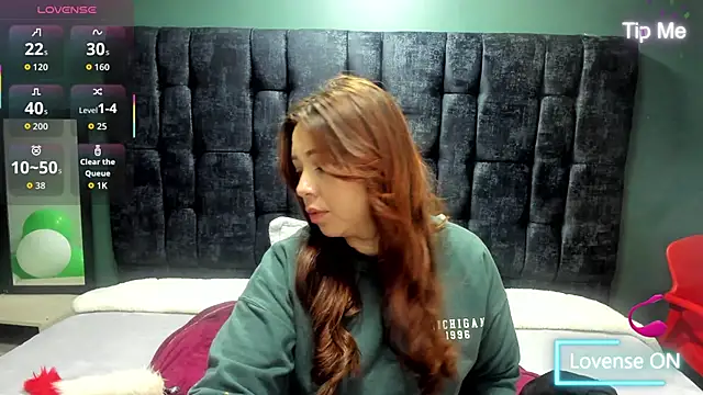 Isa Thompson   online show from 10-15-25, 03:17