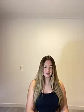 Snapshot of Zara_Ross chatting on 10-19-25, 04:35 Zara Ross online show from 10-19-25, 04:35