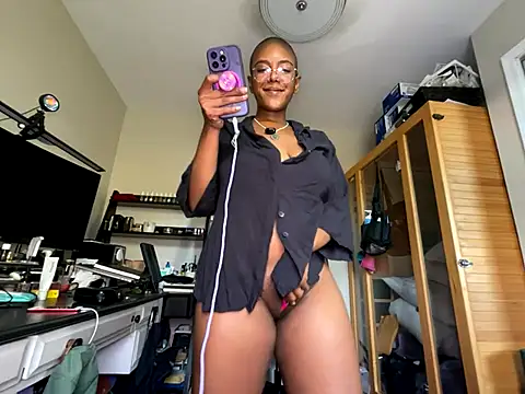 Snapshot of aliasyourfav chatting on 10-19-25, 09:04 aliasyourfav online show from 10-19-25, 09:04