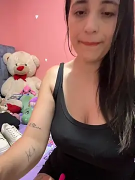 Snapshot of GiaDuque chatting on 11-05-25, 11:43 GiaDuque online show from 11-05-25, 11:43