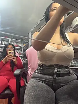 Snapshot of GiaDuque chatting on 02-18-26, 01:40 GiaDuque online show from 02-18-26, 01:40